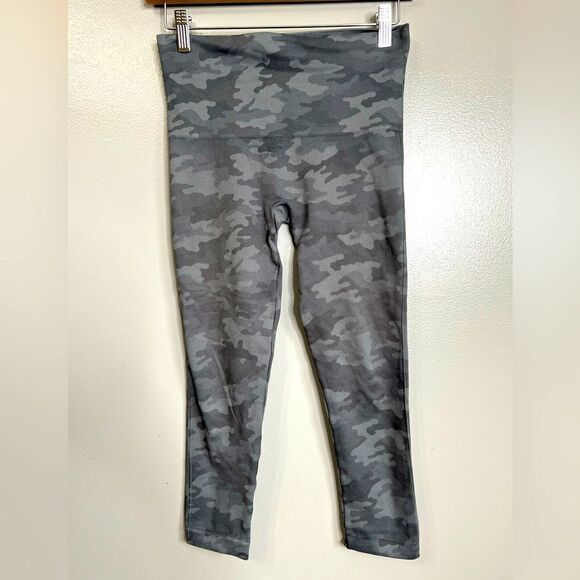 4/$25 Spanx camouflage cropped leggings size medium - Picture 1 of 4